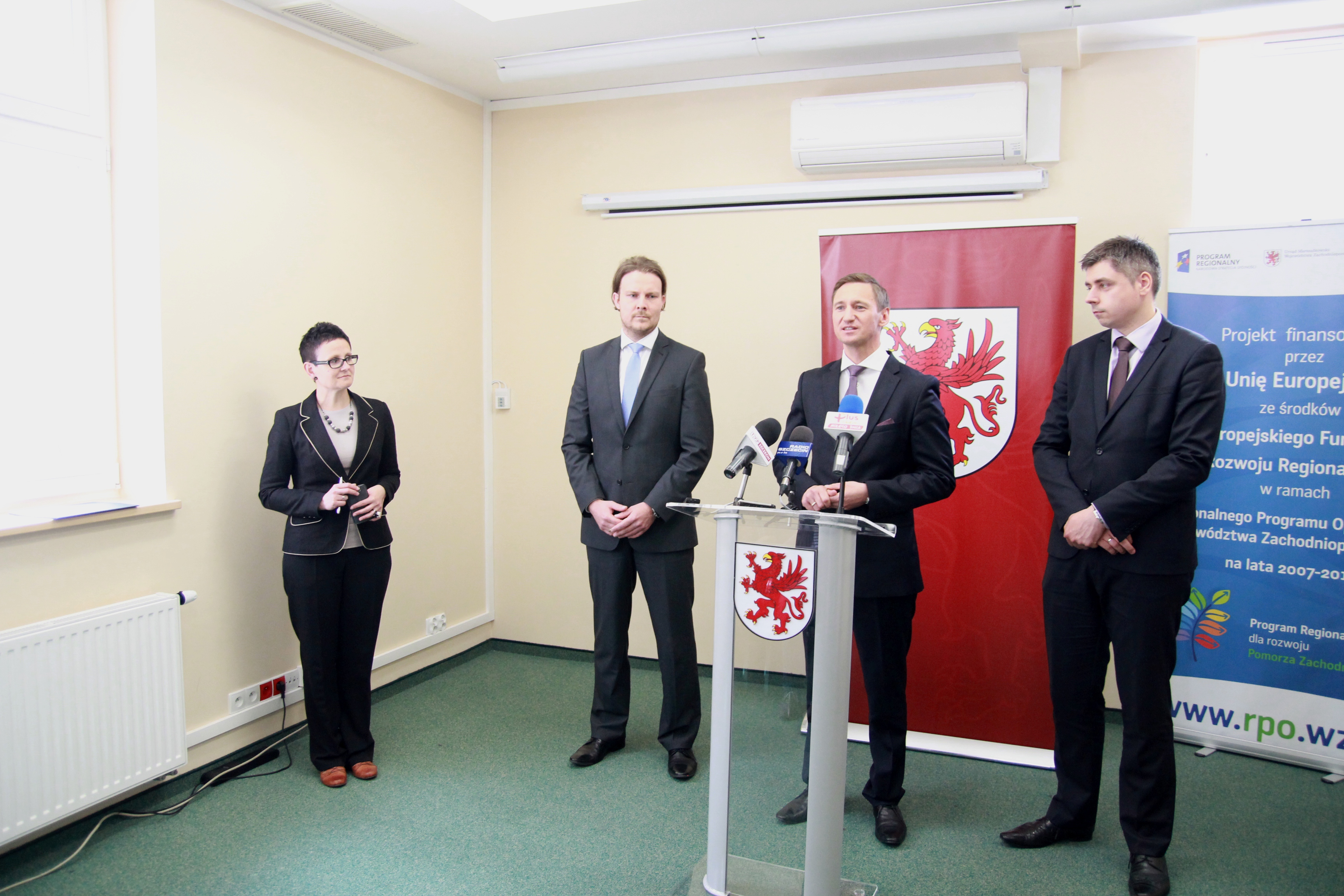 W briefingu udział wzięli Marszałek Województwa Zachodniopomorskiego Olgierd Geblewicz, Dyrektor Wydziału Rozwoju regionalnego Marek Orszewski (z lewej) i Dyrektor Wydziału Zarządzania RPO Marcin Szmyt.