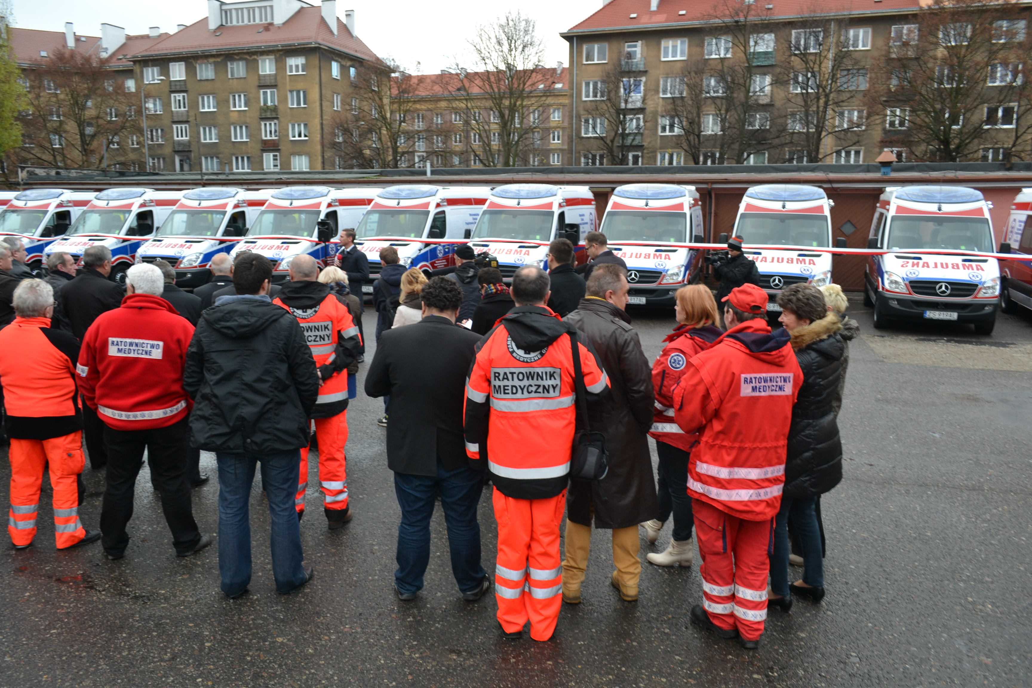 Uroczyste przekazanie ambulansów ratunkowych.