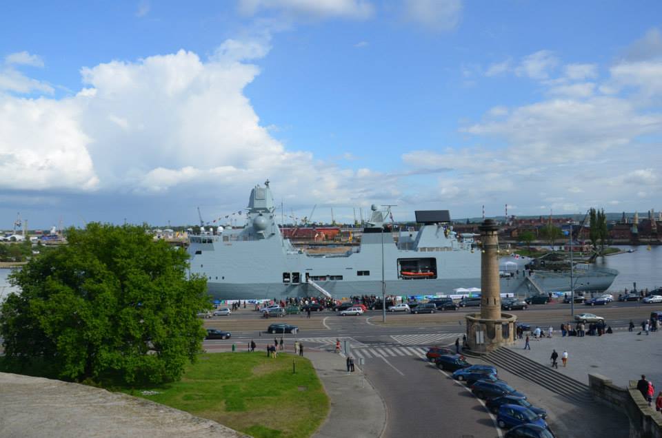 Duńska fregata wojenna zacumowała przy nabrzeżu na Wałach Chrobrego w Szczecinie.