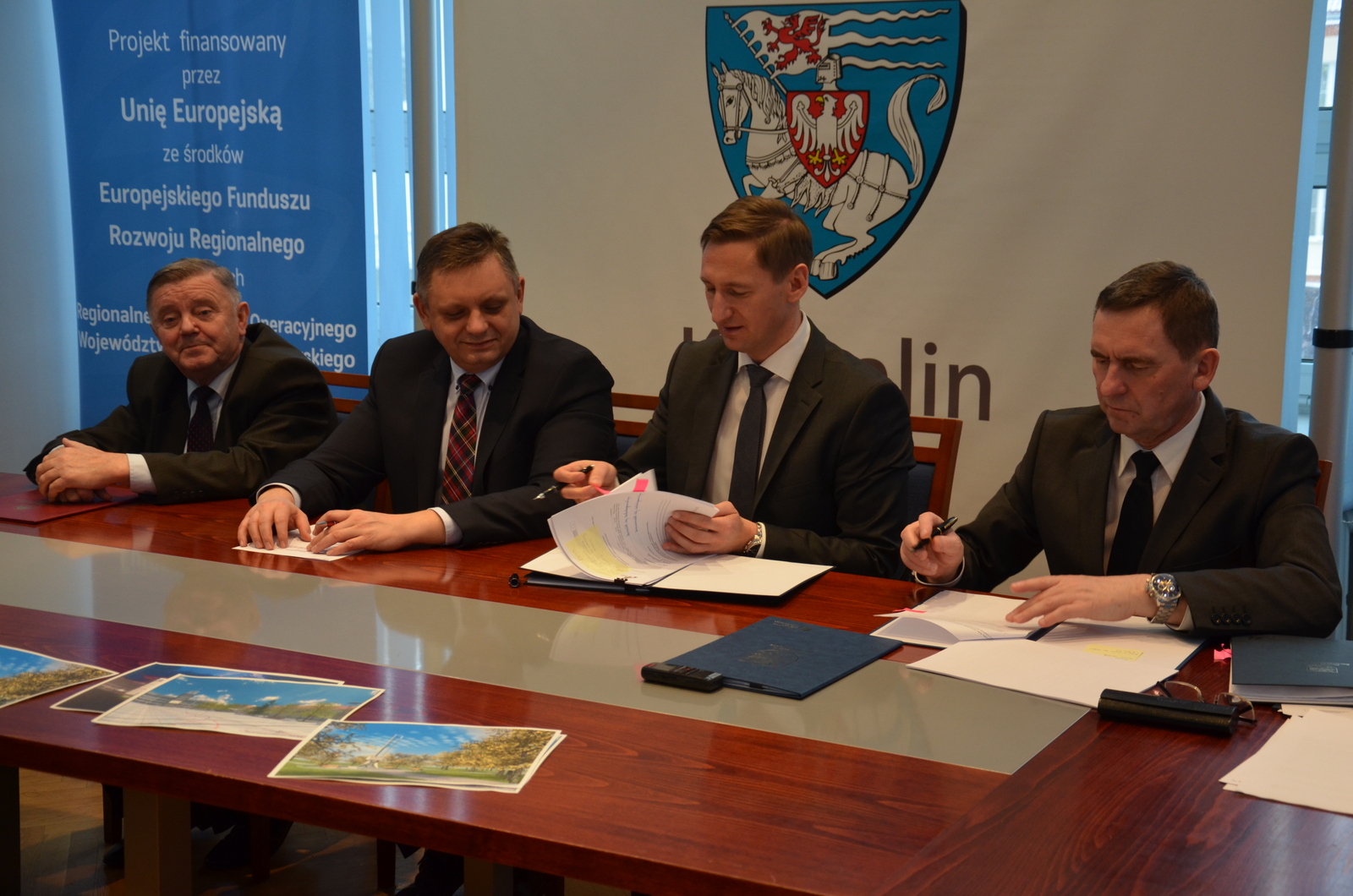 Marszałek Olgierd Geblewicz (drugi z prawej) oraz wicemarszałek Andrzej Jakubowski (pierwszy z prawej) składają podpisy na umowach związanych z dofinansowaniem koszalińskich inwestycji tj. przebudową Rynku Staromiejskiego oraz refundacją kosztów powstałych już ścieżek rowerowych.
