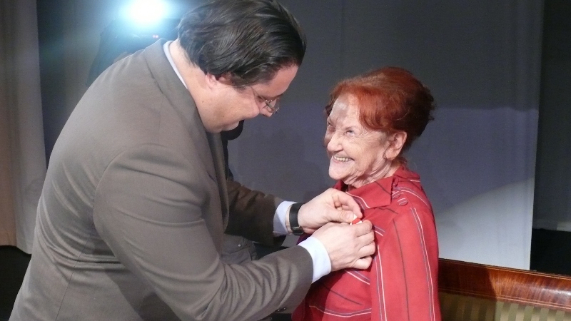 To dzięki niestrudzonej pracy i pasji osób takich jak Pani, ludzie uwielbiają chodzić do teatru. - mówił wicemarszałek Witold Jabłoński wręczając Złotą Odznakę Gryfa Zachodniopomorskiego jubilatce