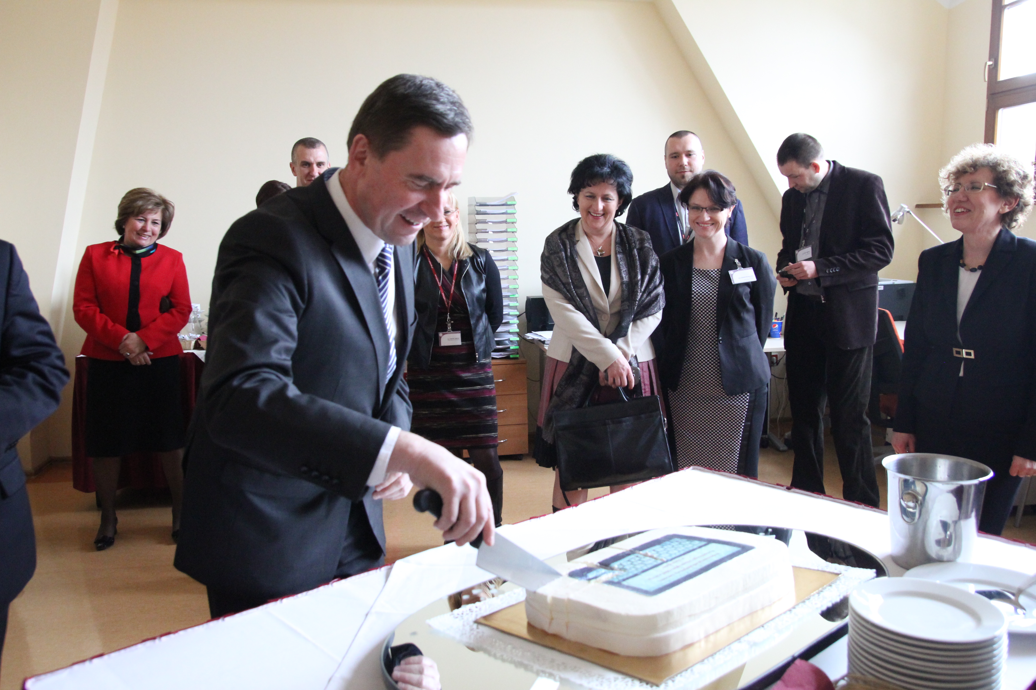 Multimedialny tort z okazji zakończenia realizacji projektu - pierwsze cięcie wicemarszałka Województwa Zachodniopomorskiego Andrzeja Jakubowskiego.