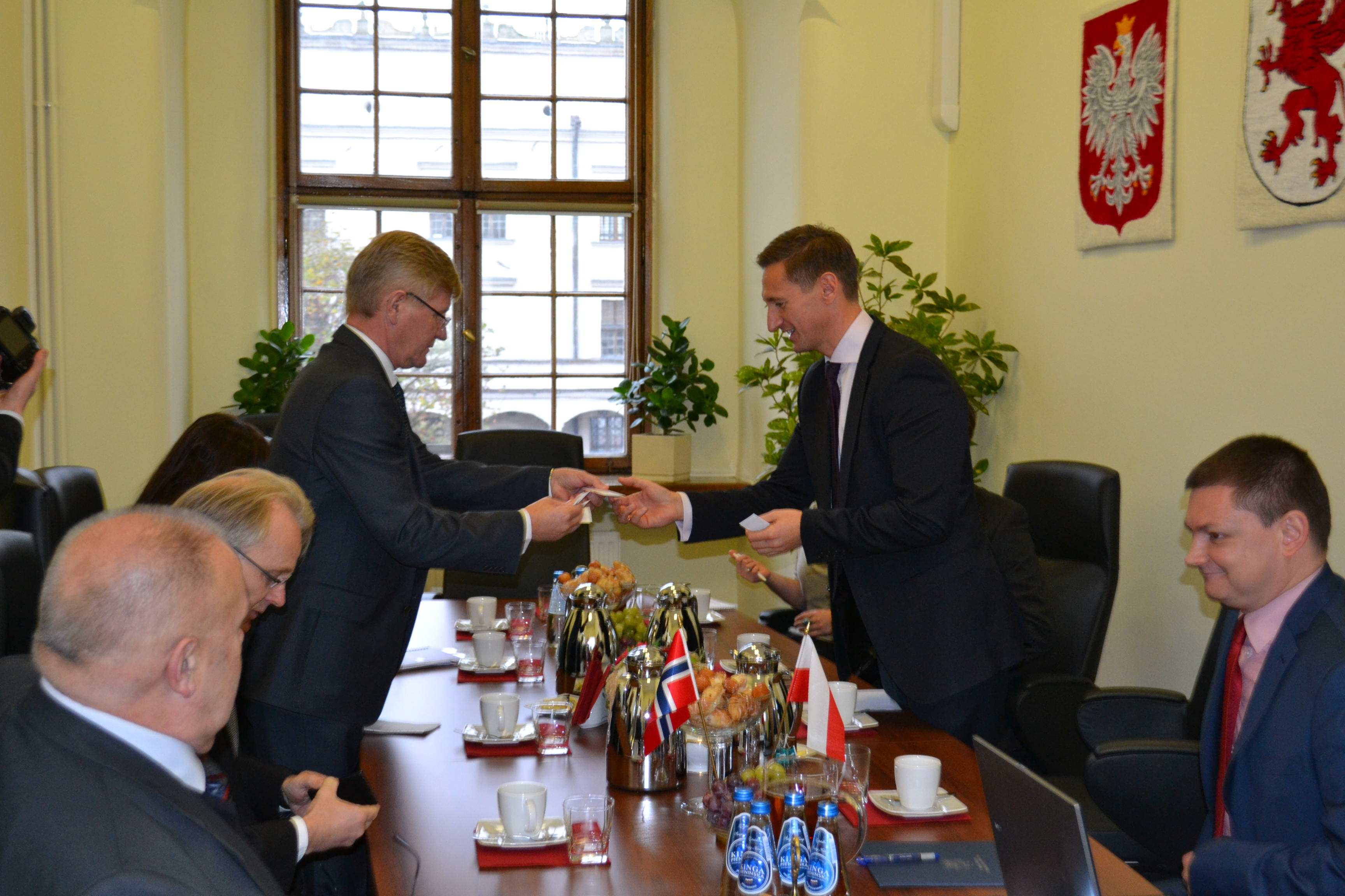Rozmowy w siedzibie marszałka województwa. Ambasador Karsten Klepsvik (z lewej) wymienia wizytówki z marszałkiem Olgierdem Geblewiczem.