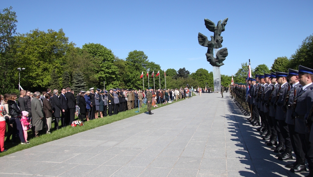 W ramach uroczystości odbył się ceremoniał wojskowy - m.in. złożenie meldunku, przegląd Kompanii Honorowych, odegranie hymnu państwowego oraz wciągnięcie flagi państwowej na maszt