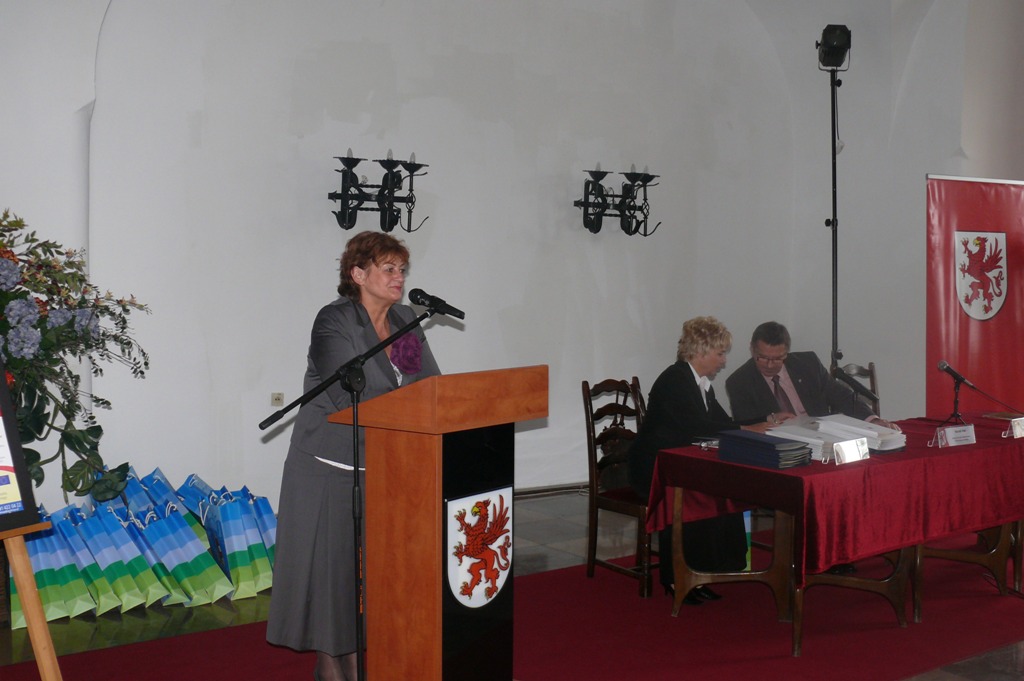 Anna Nowak - Rektor Wyższej Szkoły Humanistycznej Towarzystwa Wiedzy Powszechnej w Szczecinie gratuluje pracownikom socjalnym