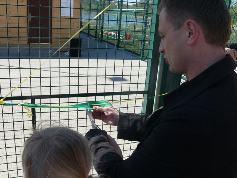 Sławomir Nitras przecina wstęgę