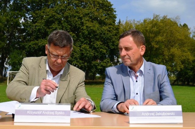 Uroczyste podpisanie umowy z udziałem Wicemarszałka Województwa Zachodniopomorskiego Andrzeja Jakubowskiego oraz wójta gminy Grzmiąca Krzysztofa Syski.