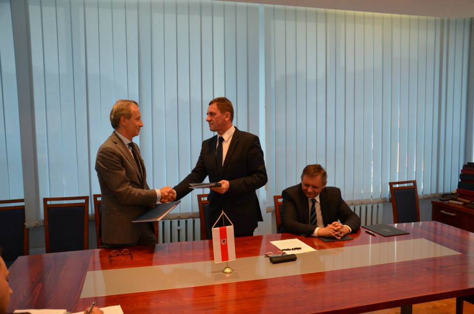 Wicemarszałek Województwa Zachodniopomorskiego Andrzej Jakubowski (drugi z lewej) podczas wizyty w Koszalinie i podpisywaniu umów.