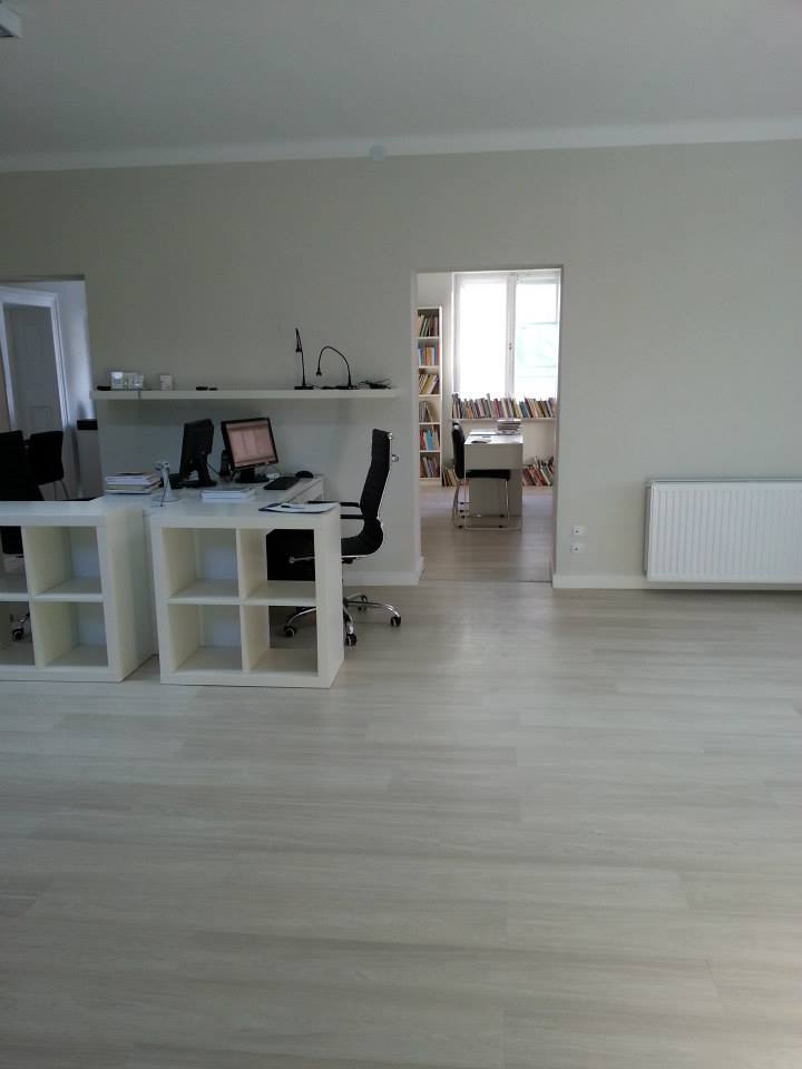 Odnowione pomieszczenia zapewniają komfort korzystania ze zgromadzonych książek, czasopism, gazet, filmów, nagrań dźwiękowych i rozmaitych wydawnictw multimedialnych