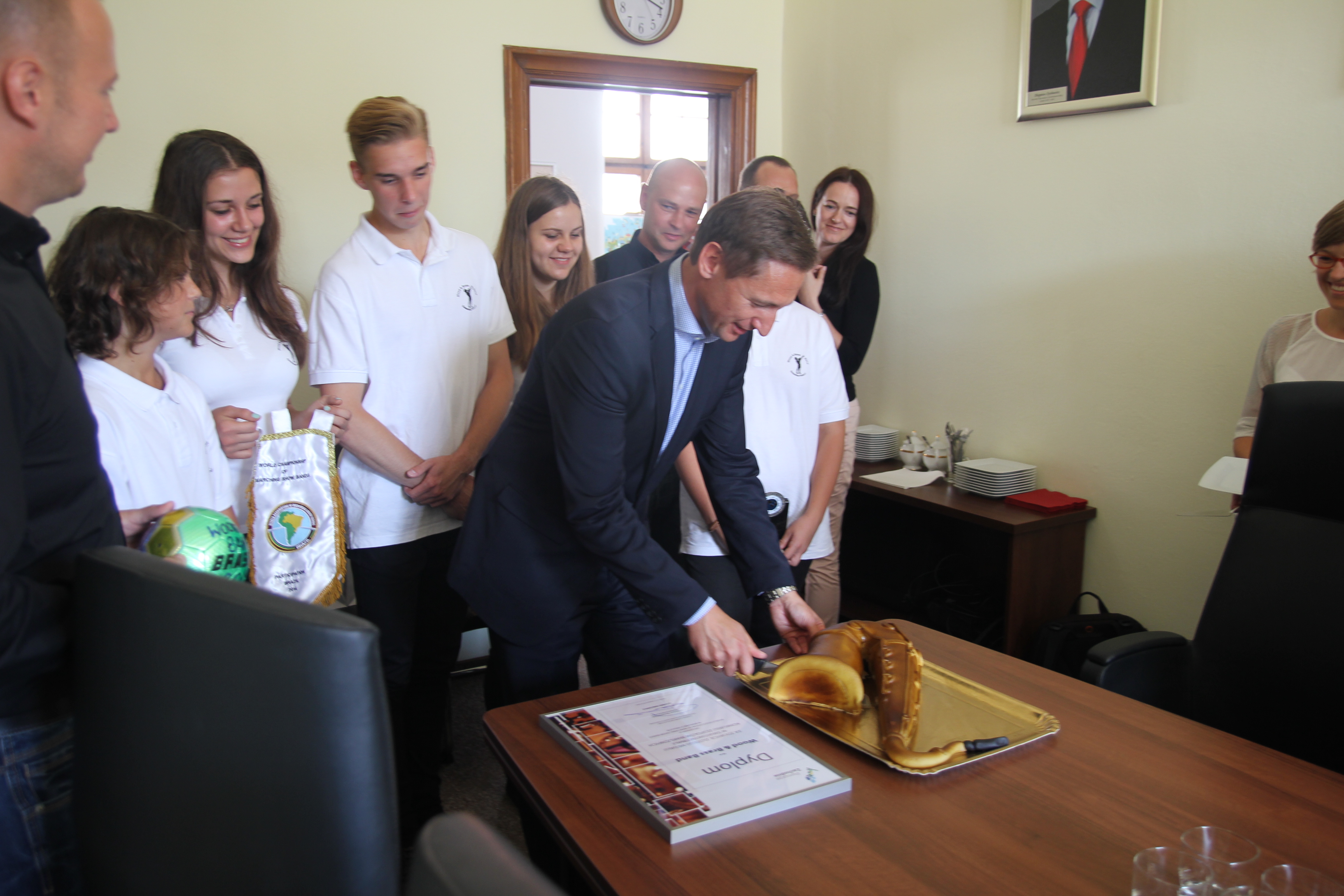 Marszałek Województwa Zachodniopomorskiego Olgierd Geblewicz powitał członków młodzieżowej orkiestry dętej Wood & Brass Band z Goleniowa słodką niespodzianką - tortem.