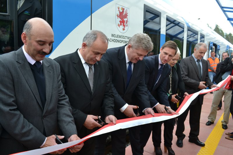 Wstęgę przecinano równo i równocześnie.