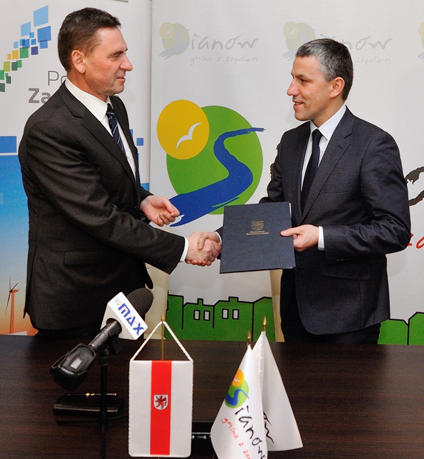 wicemarszałek Województwa Zachodniopomorskiego Andrzej Jakubowski (z lewej) oraz burmistrz Sianowa Maciej Berlicki.
