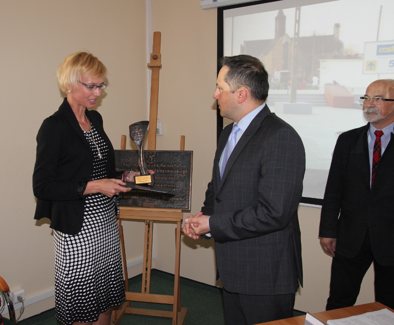 Honorową statuetke odebrała z rąk marszałka Drożdża wójt Małgorzata Schwarz. Z prawej - Lechosław Czernik.