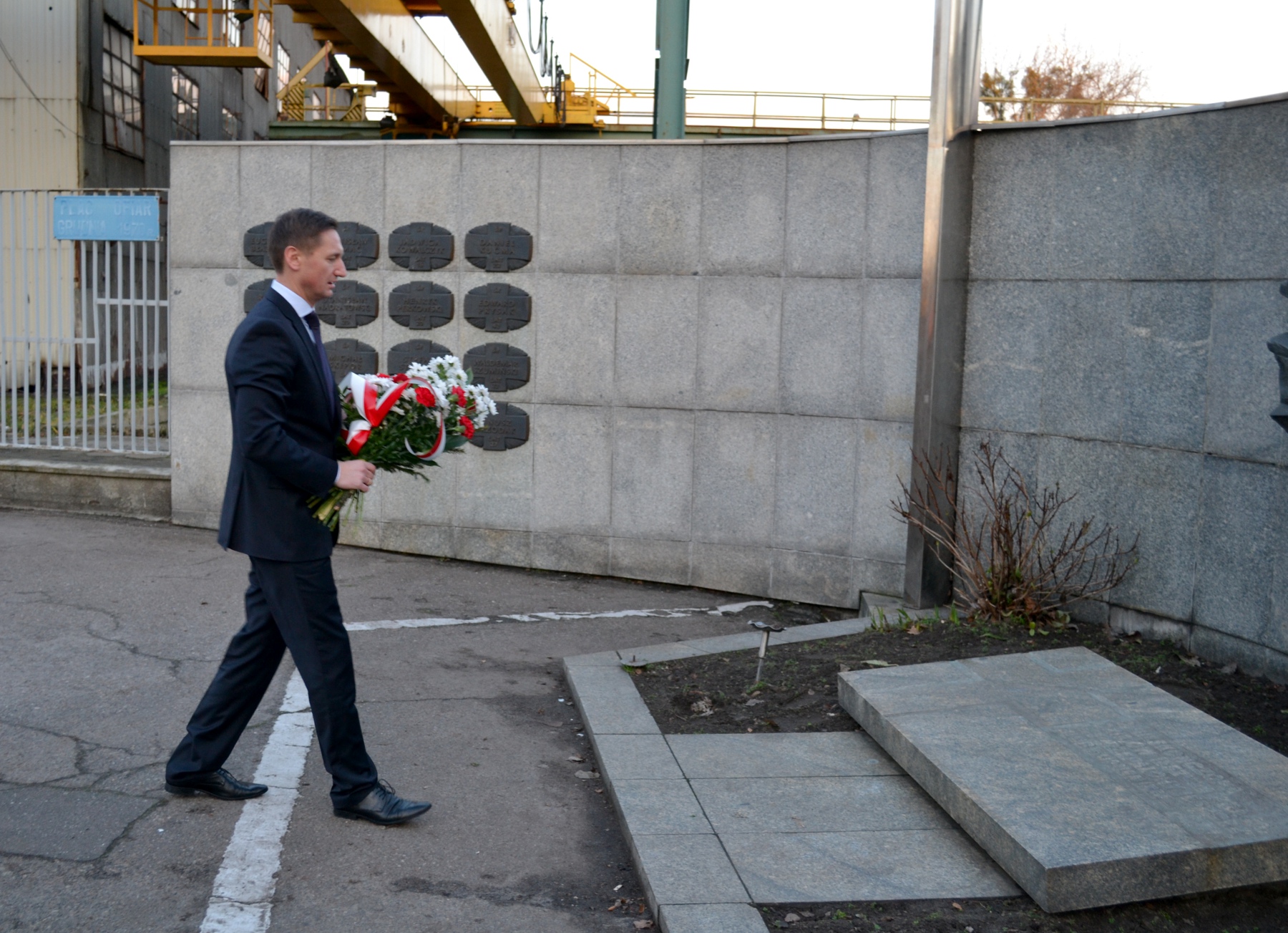 Marszałek Olgierd Geblewicz składa kwiaty.