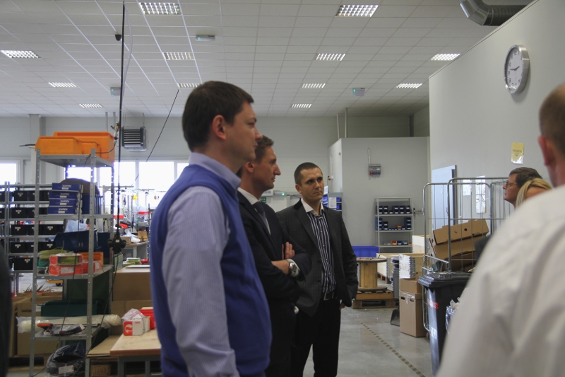 Marszałkowi Geblewiczowi towarzyszył dyrektor COIE Paweł Bartoszewski (pierwszy z lewej).