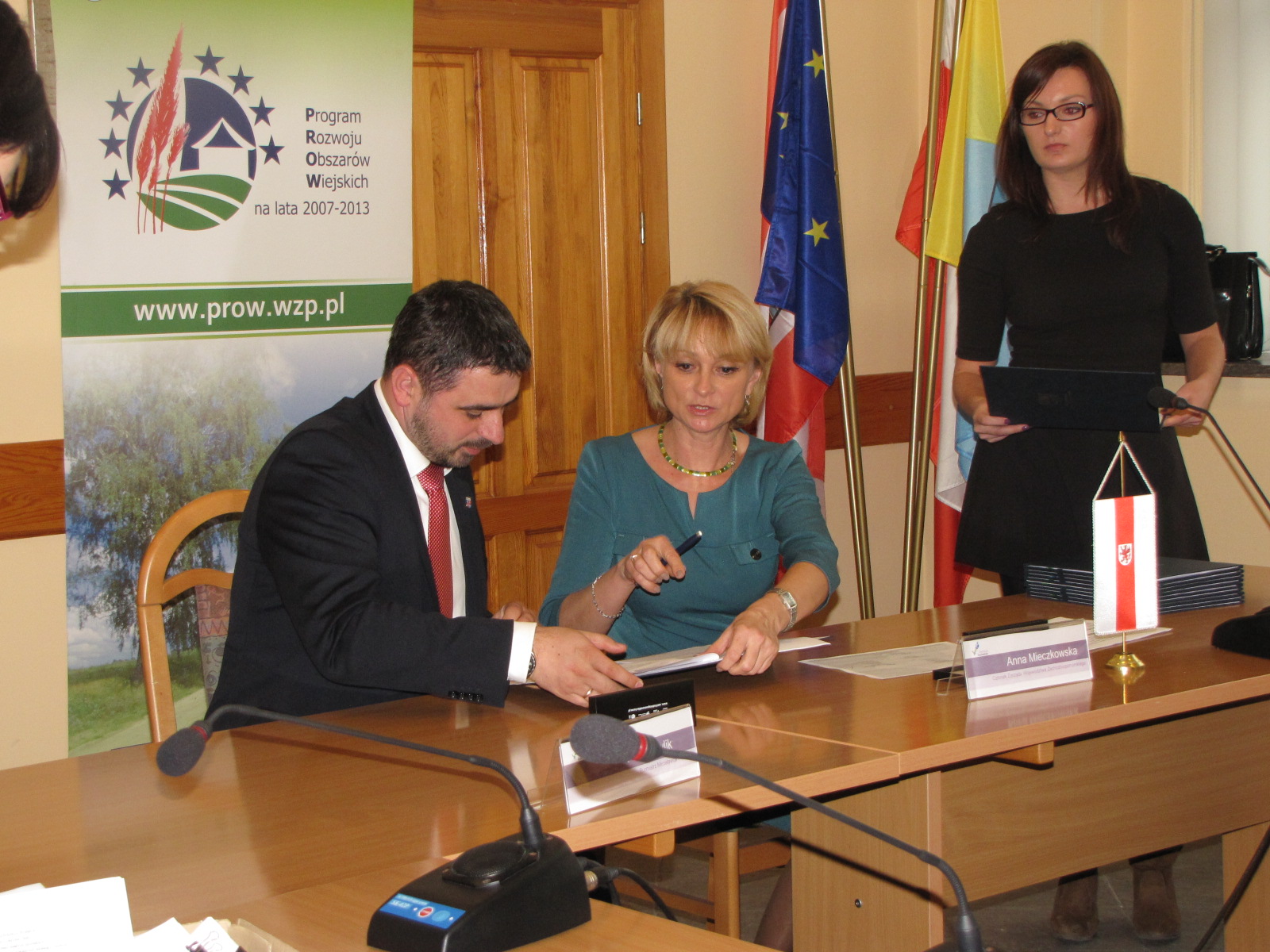 Umowy w Wałczu podpisała członek Zarządu Województwa Zachodniopomorskiego Anna Mieczkowska. Na zdjęciu z burmistrzem Mirosławca Piotrem Pawlikiem.