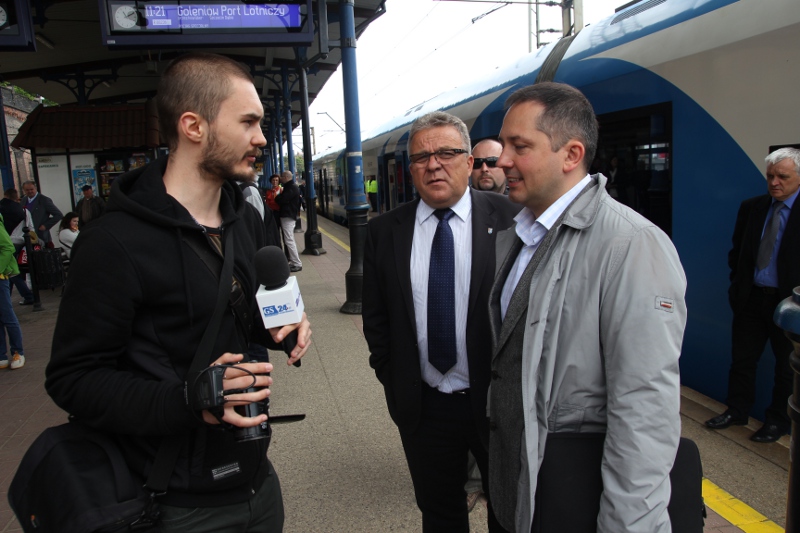 Wydarzenie wzbudziło żywe zainteresowanie mediów. Z dziennikarzem rozmawia wicemarszałek Wojciech Drożdż, obok (w środku) prezydent Janusz Gromek.