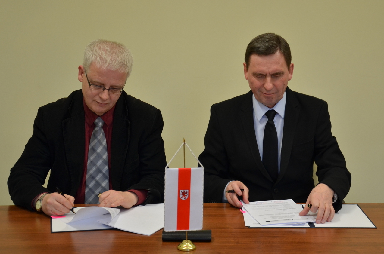 Uroczyste podpisanie umowy w siedzibie Technoparku Pomerania z udziałem wicermarszałka Województwa zachodniopomorskiego Andrzeja Jakubowskiego (z prawej) oraz prezesa spółki Andrzeja Feterowskiego.