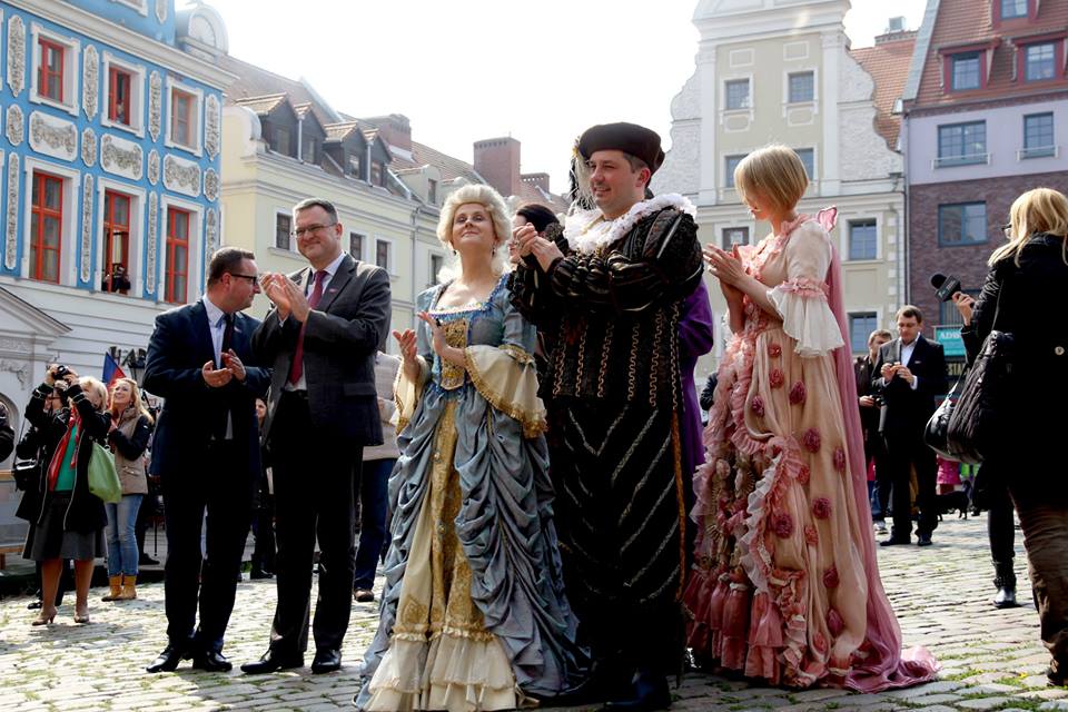 Wicemarszałek Wojciech Drożdż pojawił się w towarzystwie księżniczki Marianny (w tej roli rzecznik marszałka Gabriela Wiatr) oraz córek Anastazji i Jadwigi ”“ wszyscy wystąpili w gustownych strojach z XIII wieku.