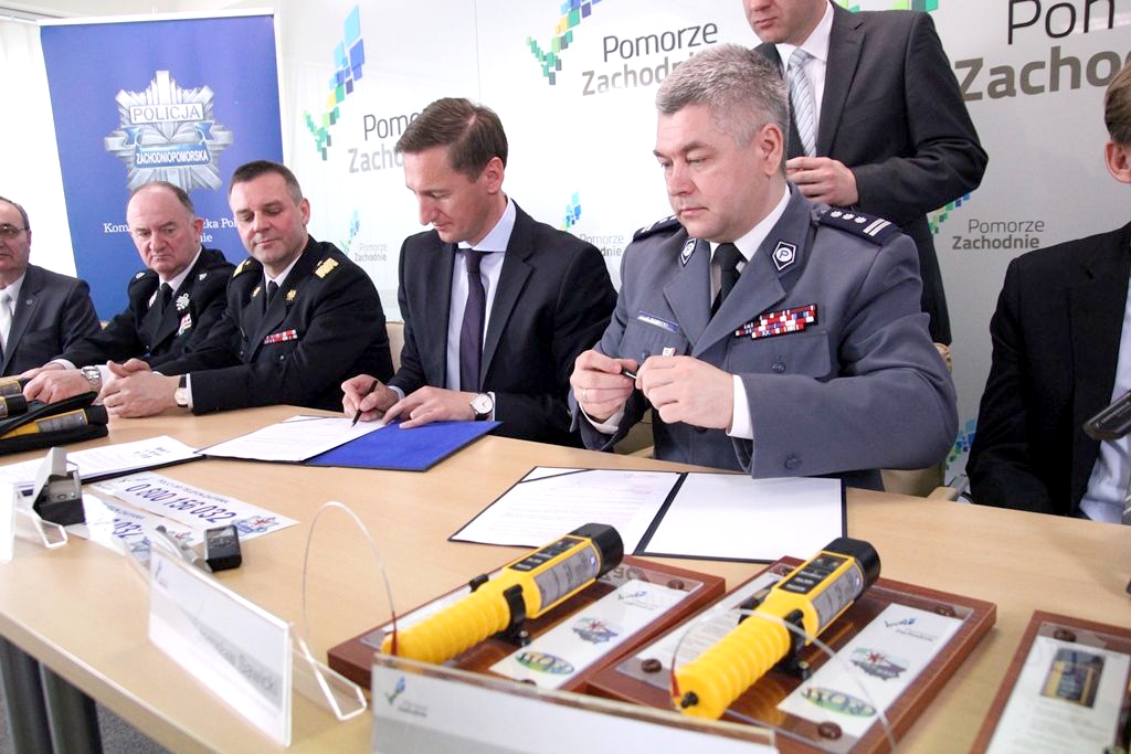 Jednym z punktów konferencji było podpisanie umowy o przekazaniu na rzecz Policji 115 000 zł z budżetu Województwa Zachodniopomorskiego na rok 2014, jako wsparcia na pokrycie kosztów realizacji 9 zadań publicznych z dziedziny bezpieczeństwa publicznego.