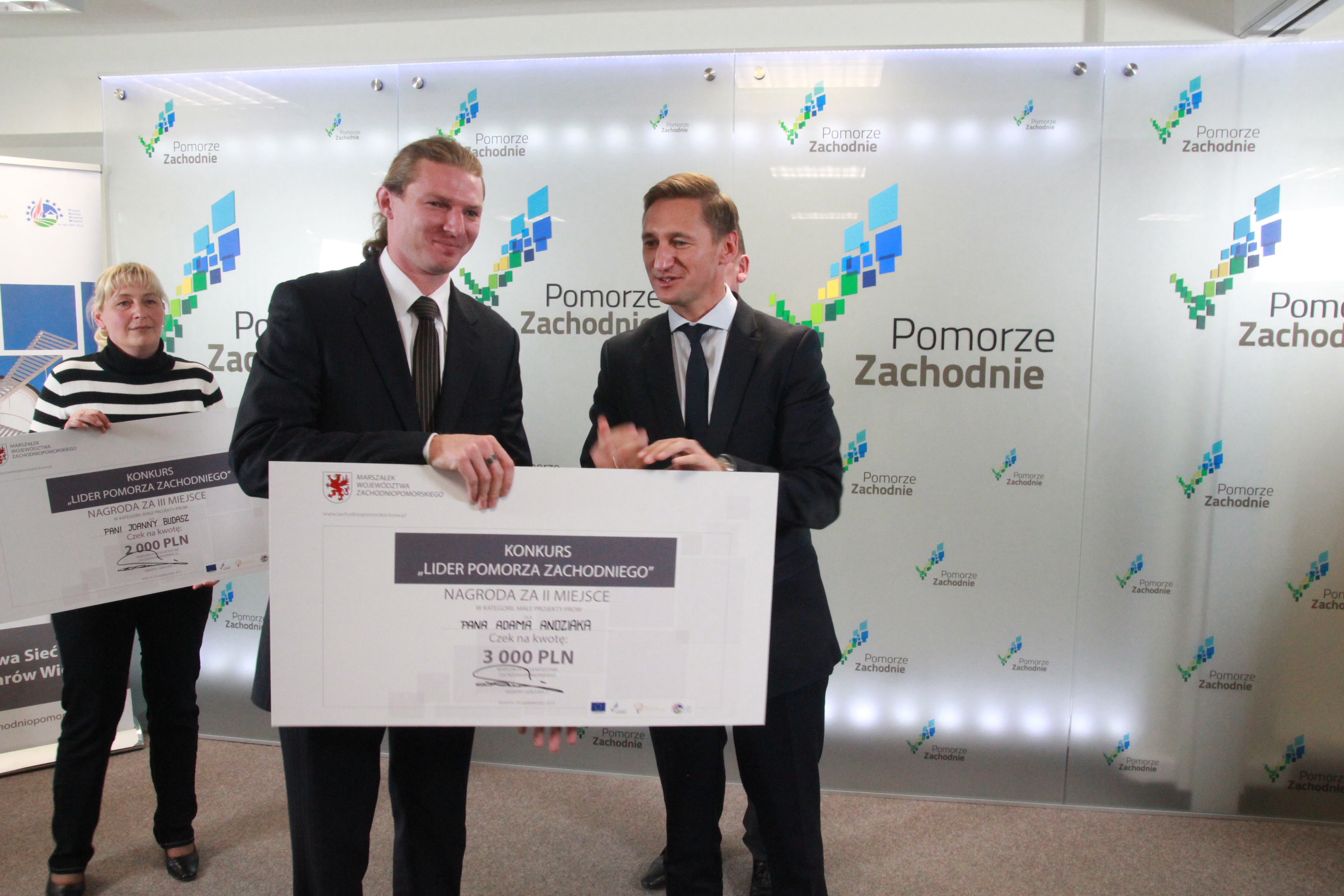 Laureaci konkursu otrzymali nagrody pieniężne, Adam Andziak (pierwszy z lewej) i marszałek województwa zachodniopomorskiego Olgierd Geblewicz.