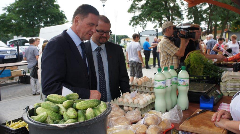 Od dziś można kupować produkty lokalnych wytwórców, wśród kupujących był również Wicemarszałek Województwa Zachodniopomorskiego Andrzej Jakubowski.