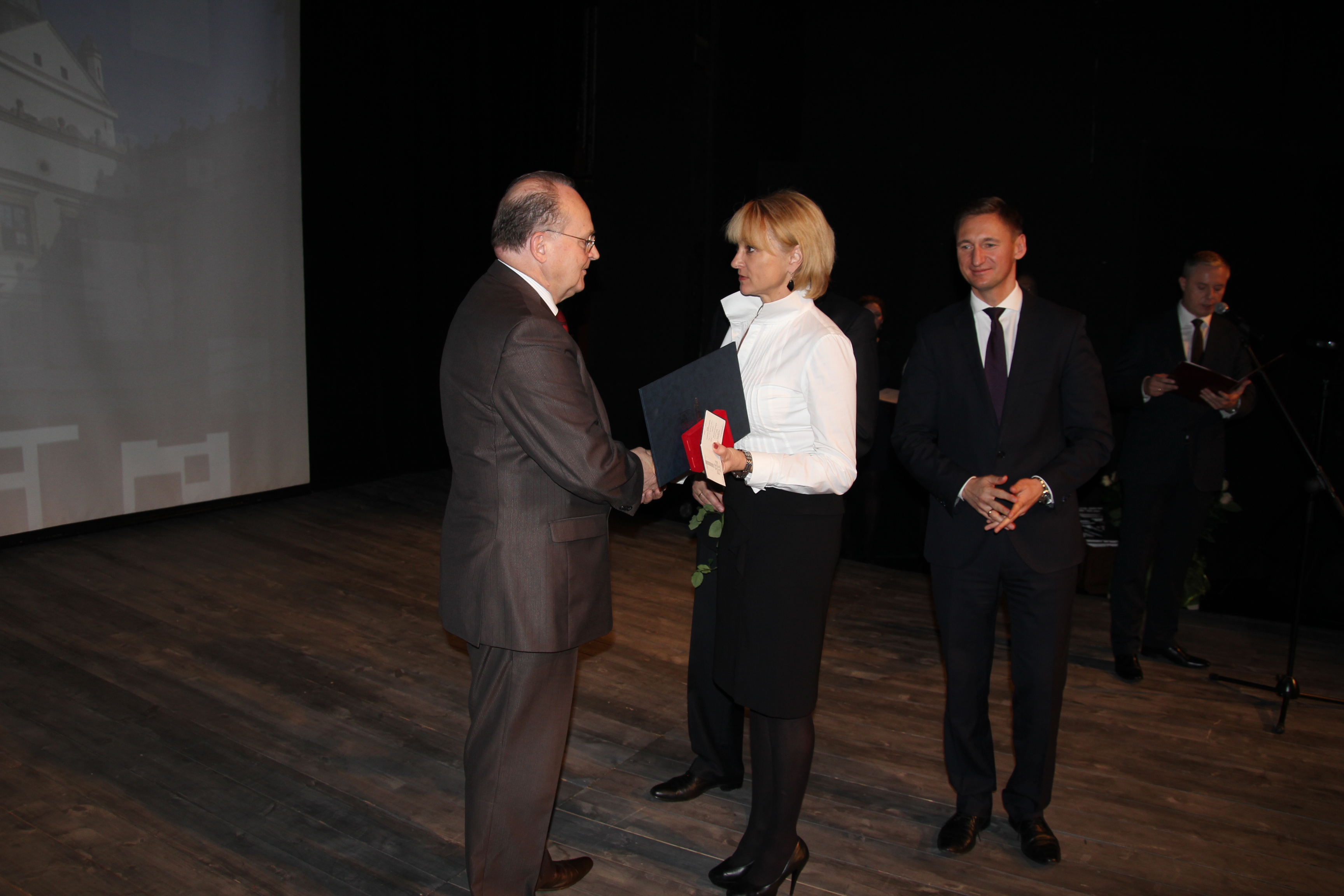 Gratulacje od Członka Zarządu Anny Mieczkowskiej przyjmuje Antoni Bernatowicz