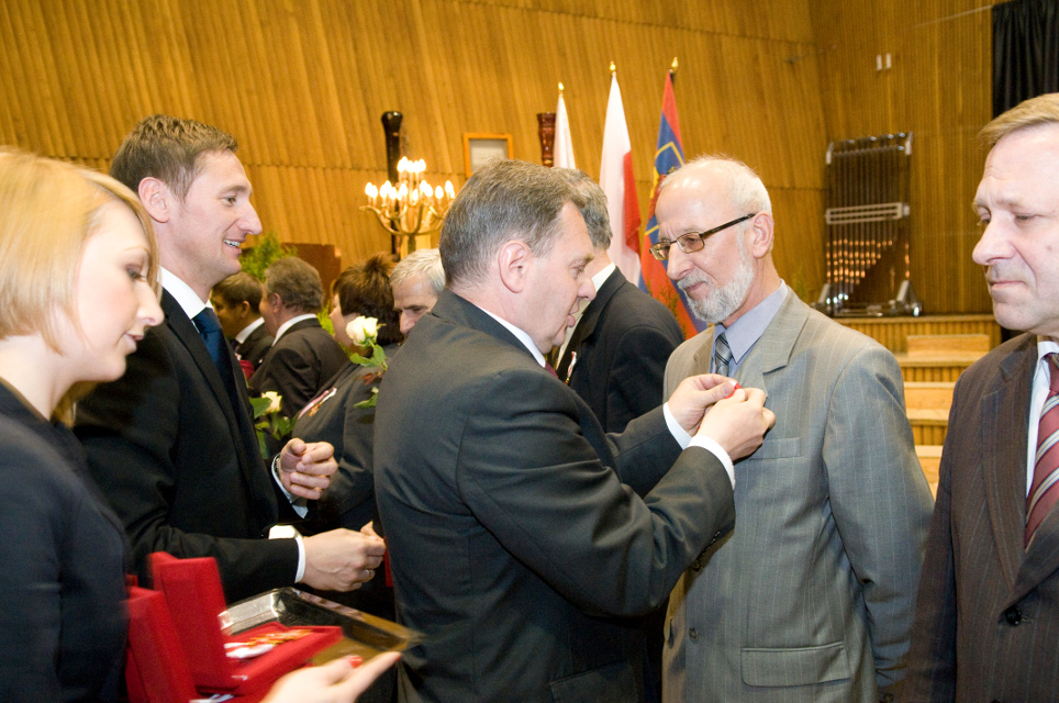 Marszałek Władysław Husejko i Przewodniczący Sejmiku Olgierd Geblewicz wręczają Odznaki Honorowe Gryfa Zachodniopomorskiego.