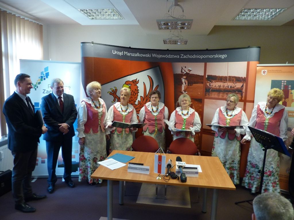 Uroczystość podpisania umowy miała niecodzienną oprawę ”“ wójtowi w Koszalinie towarzyszył śpiewaczy zespół ludowy z Będzina.