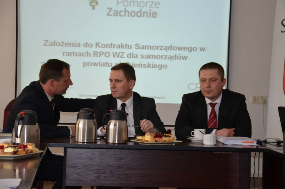 W ramach konsultacyjnego cyklu wicemarszałek Andrzej Jakubowski (na zdjęciu w środku) odwiedził w piątek Sławno. W starostwie dyskutowano o założeniach i celach Kontraktu Samorządowego.