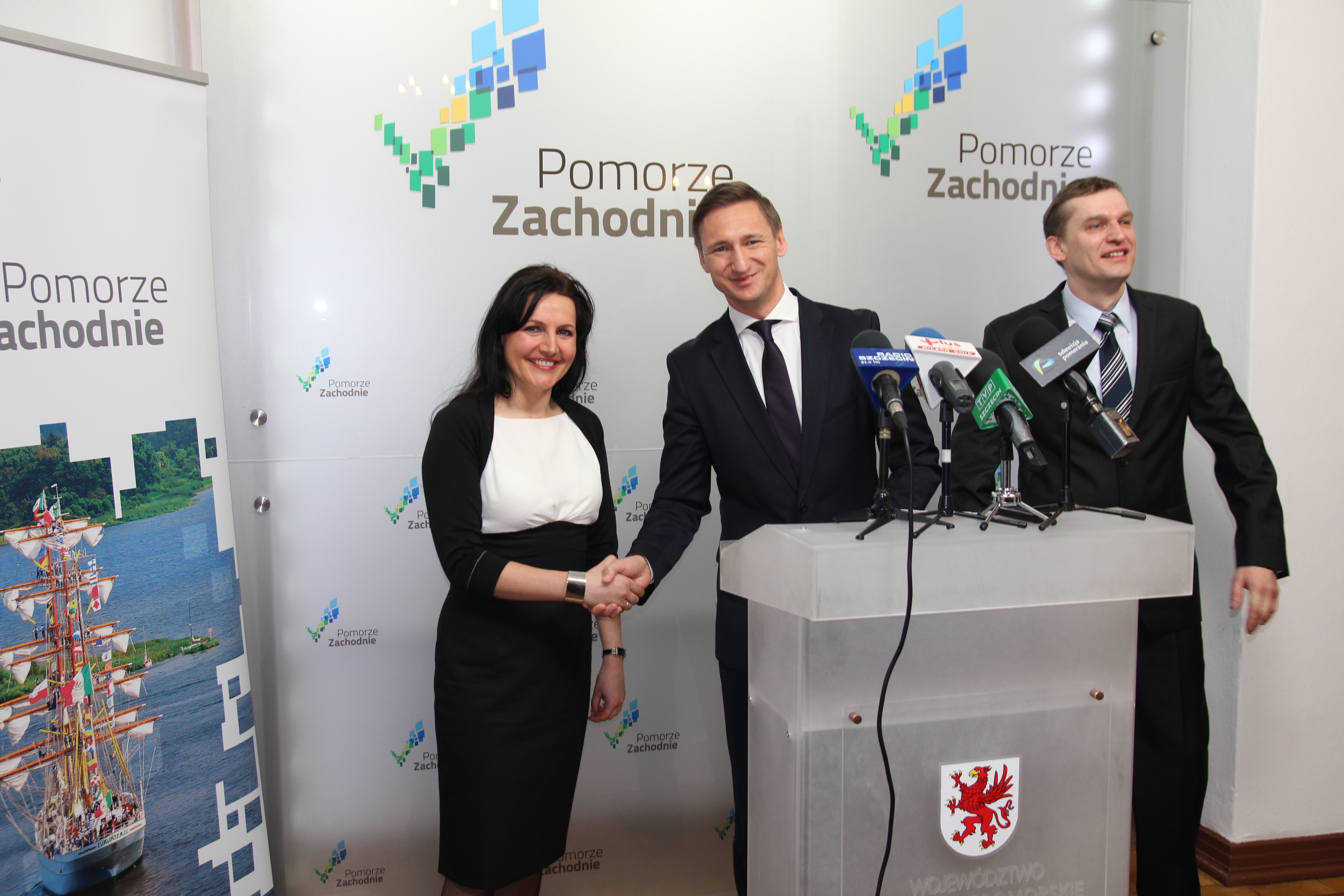 Marszałek Olgierd Geblewicz podziękował za owocną pracę Małgorzacie Gorzałczyńskiej-Koczkodaj, dyrektorowi Wydziału Finansów i Budżetu UM WZ