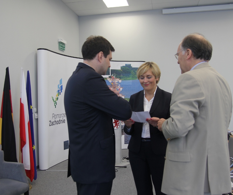 dyrektor Krzysztof Żarna, Iwona Komar ze Wspólnego Sekretariatu Technicznego w Loecknitz oraz Wolfgang Balint z Ministerstwa Gospodarki i Spraw Europejskich Brandenburgii.