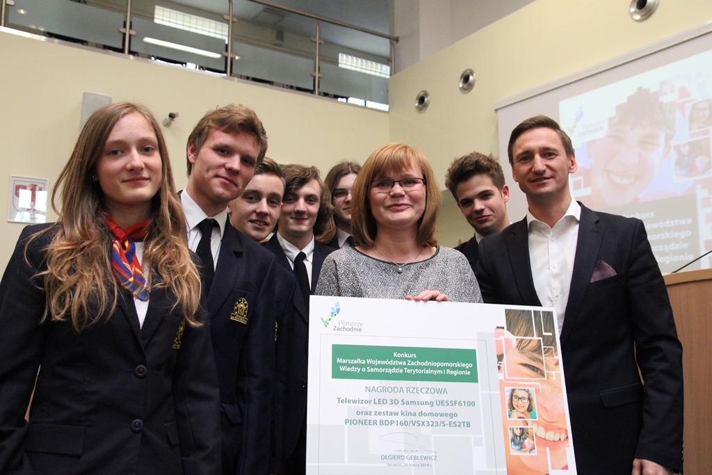 Docenione zostało również Gimnazjum nr 16 w Szczecinie, które wprowadziło do finałowego etapu największą ilość swoich reprezentantów. Nagrodę w postaci telewizora 3d i zestawu kina domowego odebrała Wicedyrektor Beata Stępkowska”“Styś wraz z uczniami.