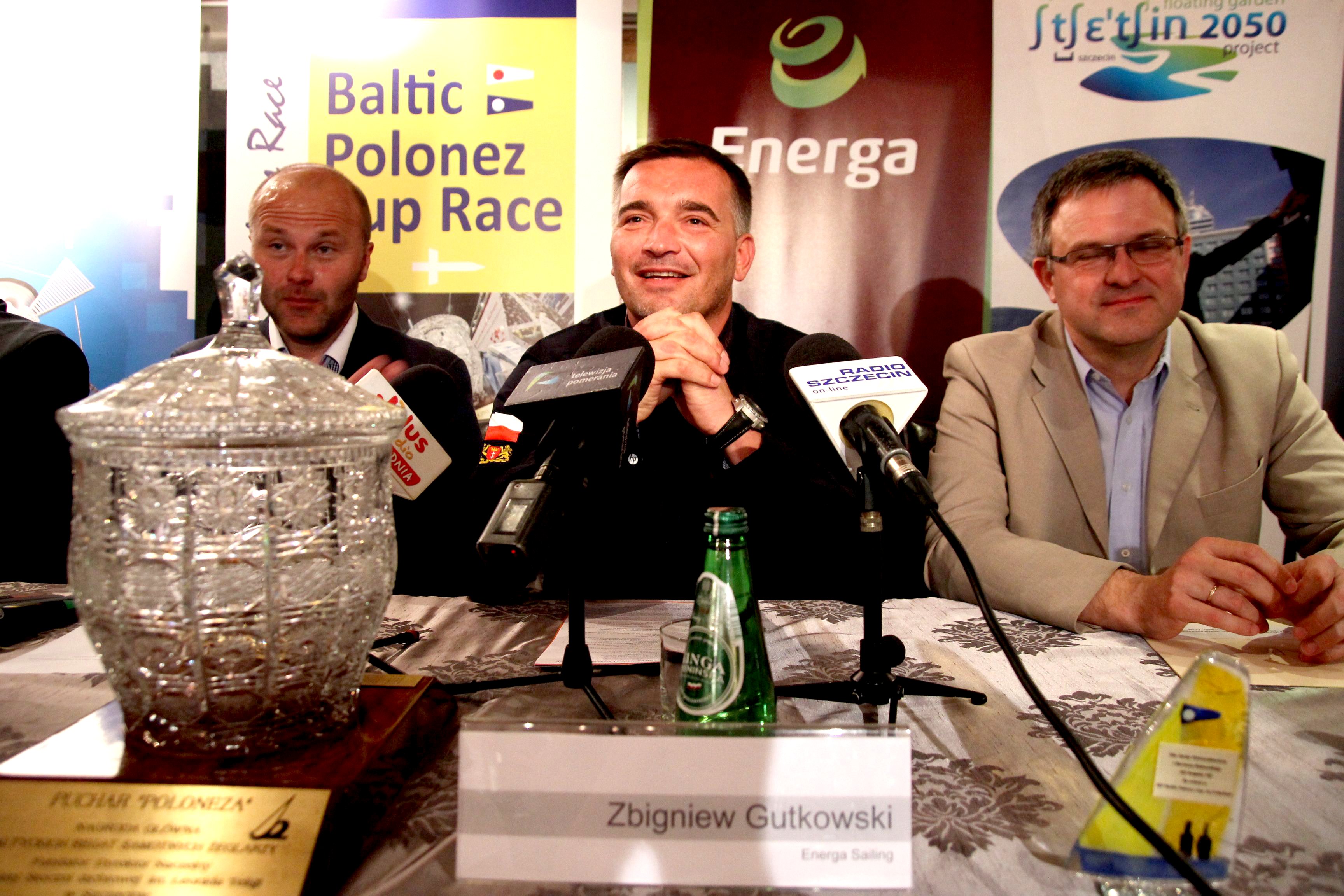 W konferencji, która odbyła się w Galerii Kapitańskiej w Szczecinie wzięli udział marszałek Olgierd Geblewicz, zastępca prezydenta Szczecina Krzysztof Soska, organizator zawodów i żeglarz Krzysztof Krygier, a także Zbigniew „Gutek” Gutkowski - pierwszy polski żeglarz, który wziął udział w Vendée Globe ”“ oceanicznych regatach samotników dookoła świata.