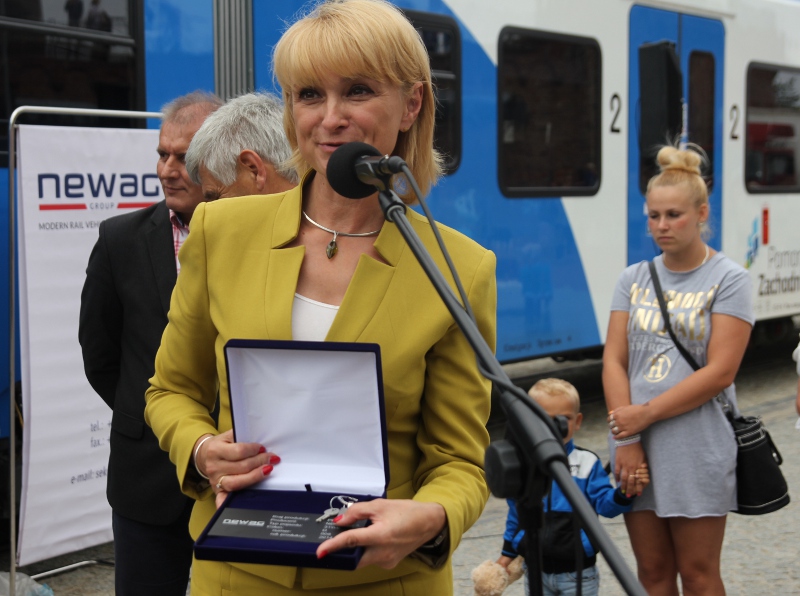 Klucz do Impulsa nr 8 już w rękach Województwa. Z dumą prezentuje go Anna Mieczkowska.