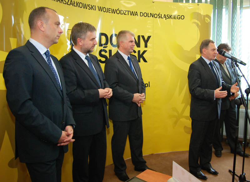 Po spotkaniu marszałkowie odpowiadali na pytania dziennikarzy; przy mikrofonie marszałek Władysław Husejko.