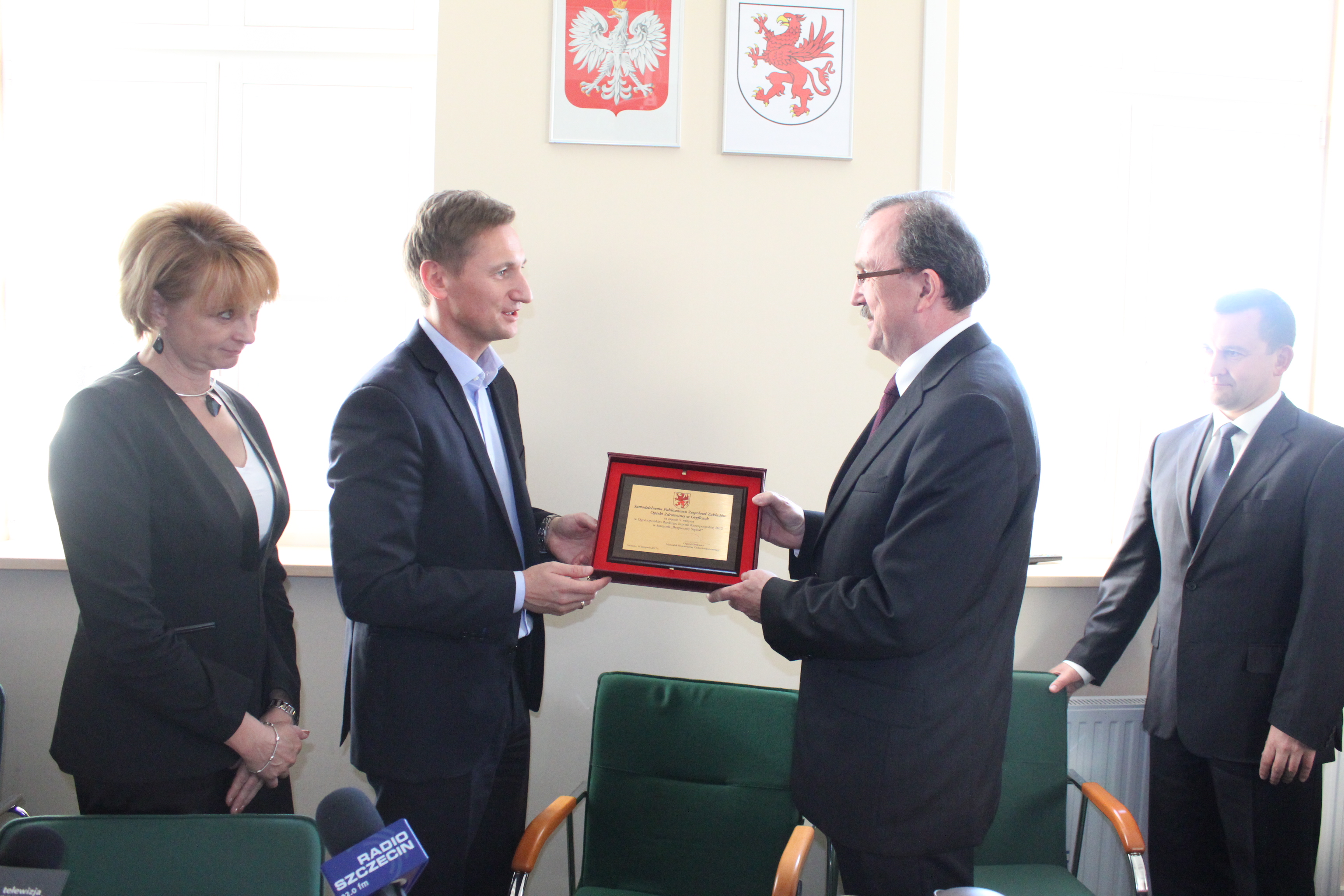 Gratulacje od marszałka przyjmuje Jacek Pietryka ”“ dyrektor Samodzielnego Publicznego Zespołu Zakładów Opieki Zdrowotnej w Gryficach za zajęcie 5 miejsca w rankingu.