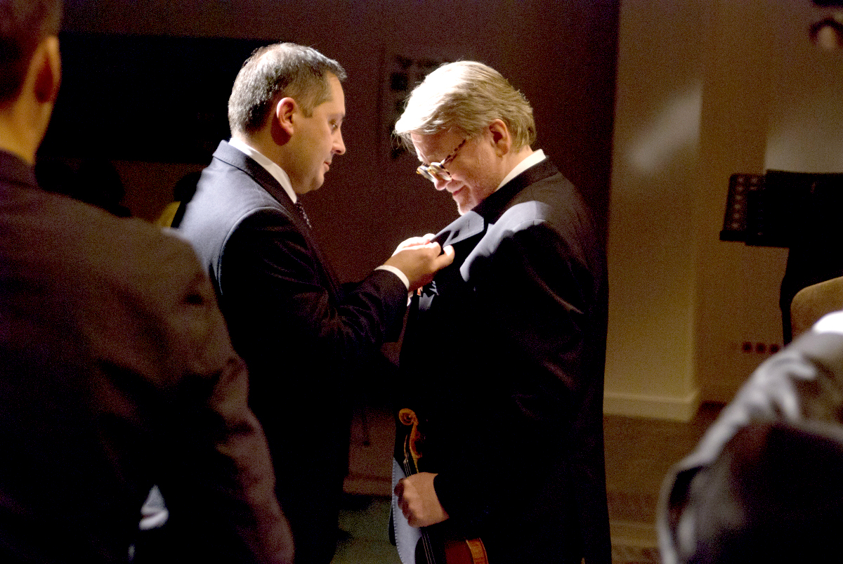 Wicemarszałek Wojciech Drożdż wręczył Odznakę Honorową Gryfa Zachodniopomorskiego profesorowi Tomaszowi Tomaszewskiemu