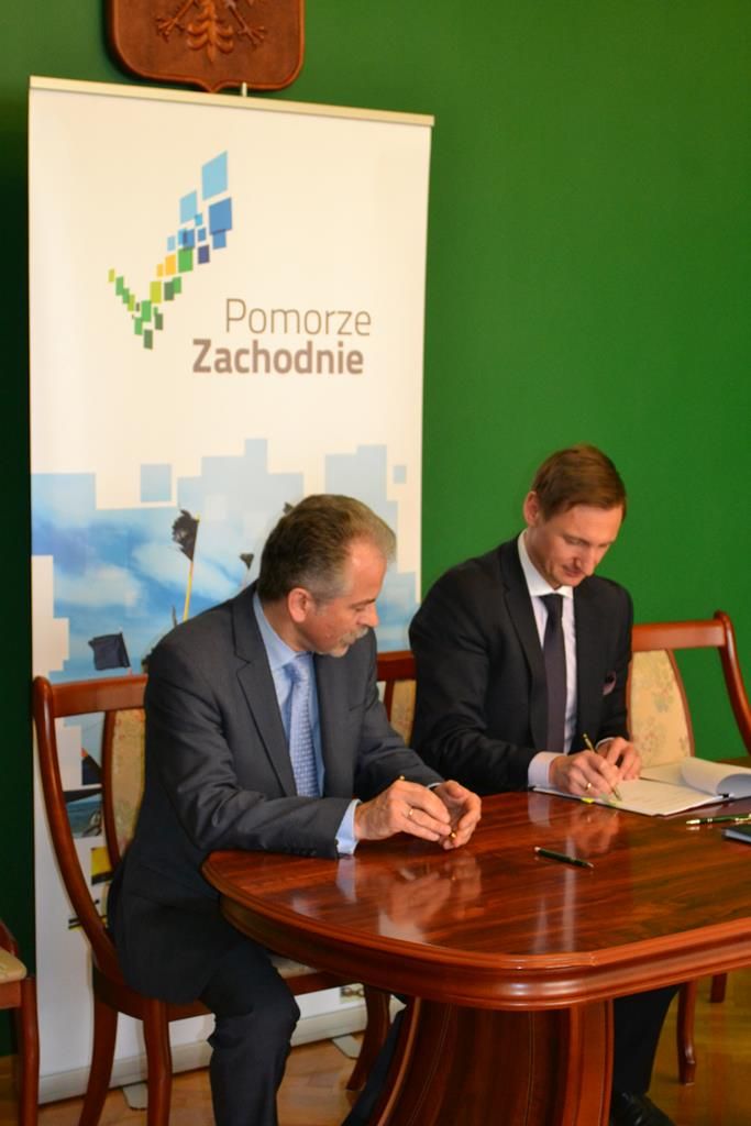 Marszałek Województwa Zachodniopomorskiego Olgierd Geblewicz odwiedził w czwartek 20 lutego br. Gryfino, by podpisać trzy umowy i spotkać się spotkanie z burmistrzami i wójtami gmin i miast powiatu gryfińskiego.