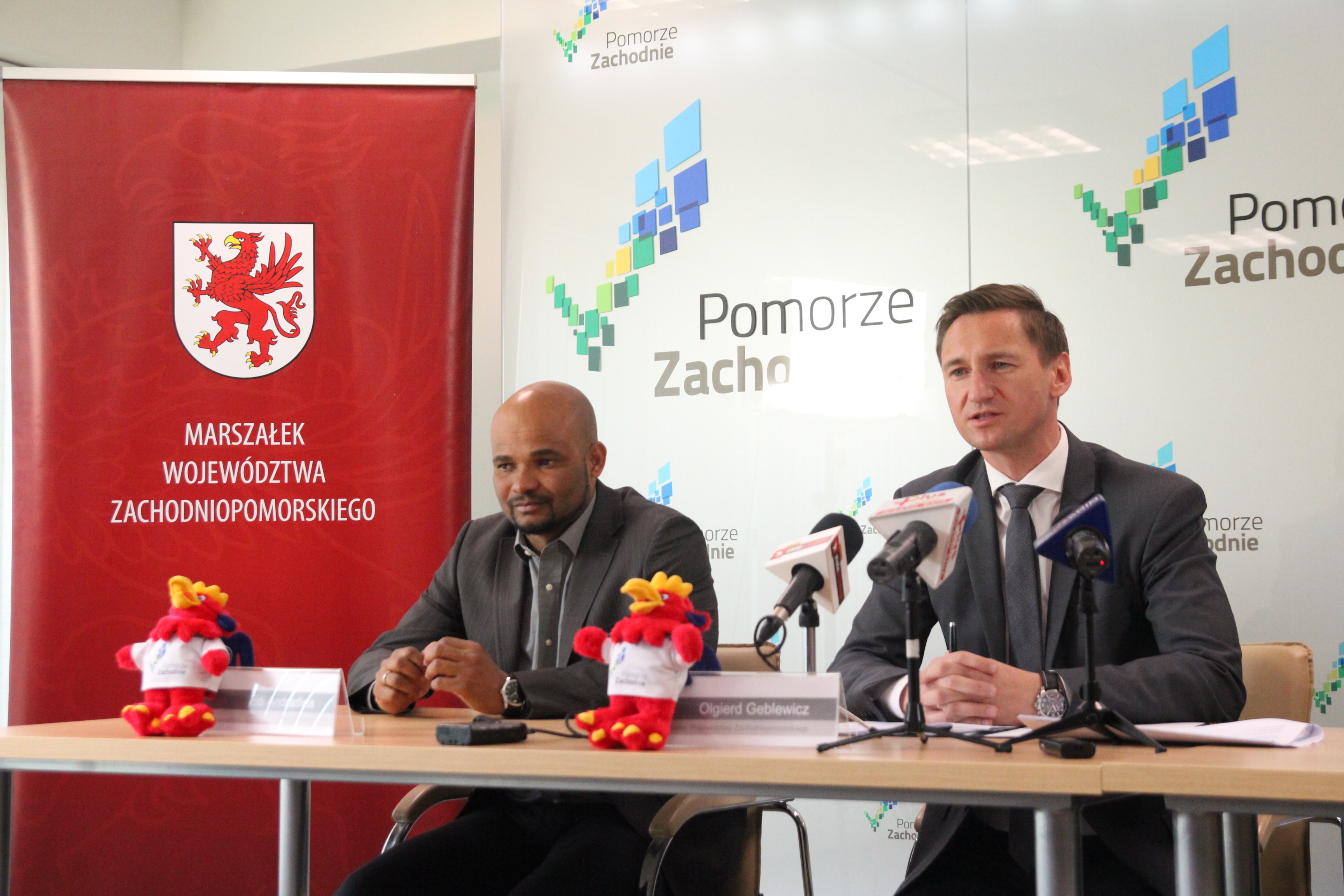 Oprócz przedsięwzięć kulturalnych odbędą się wydarzenia sportowe, o których opowiedział były napastnik zawodnik Pogoni Szczecin Edi Andradina (pierwszy z lewej).