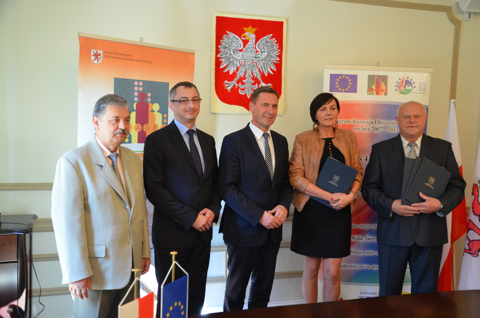 Pamiątkowe zdjęcie z beneficjentami umów, które podpisane zostały w Wolinie.