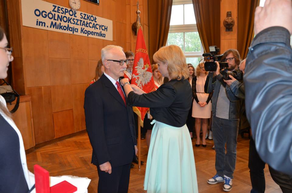Uroczyste rozpoczęcie roku szkolnego 2014/2015 w I Liceum Ogólnokształcącym im. Mikołaja Kopernika w Kołobrzegu i wręczenie srebrnej OHGZ przez członek zarządu Annę Mieczkowską dyrektorowi Józefowi Skorupińskiemu.