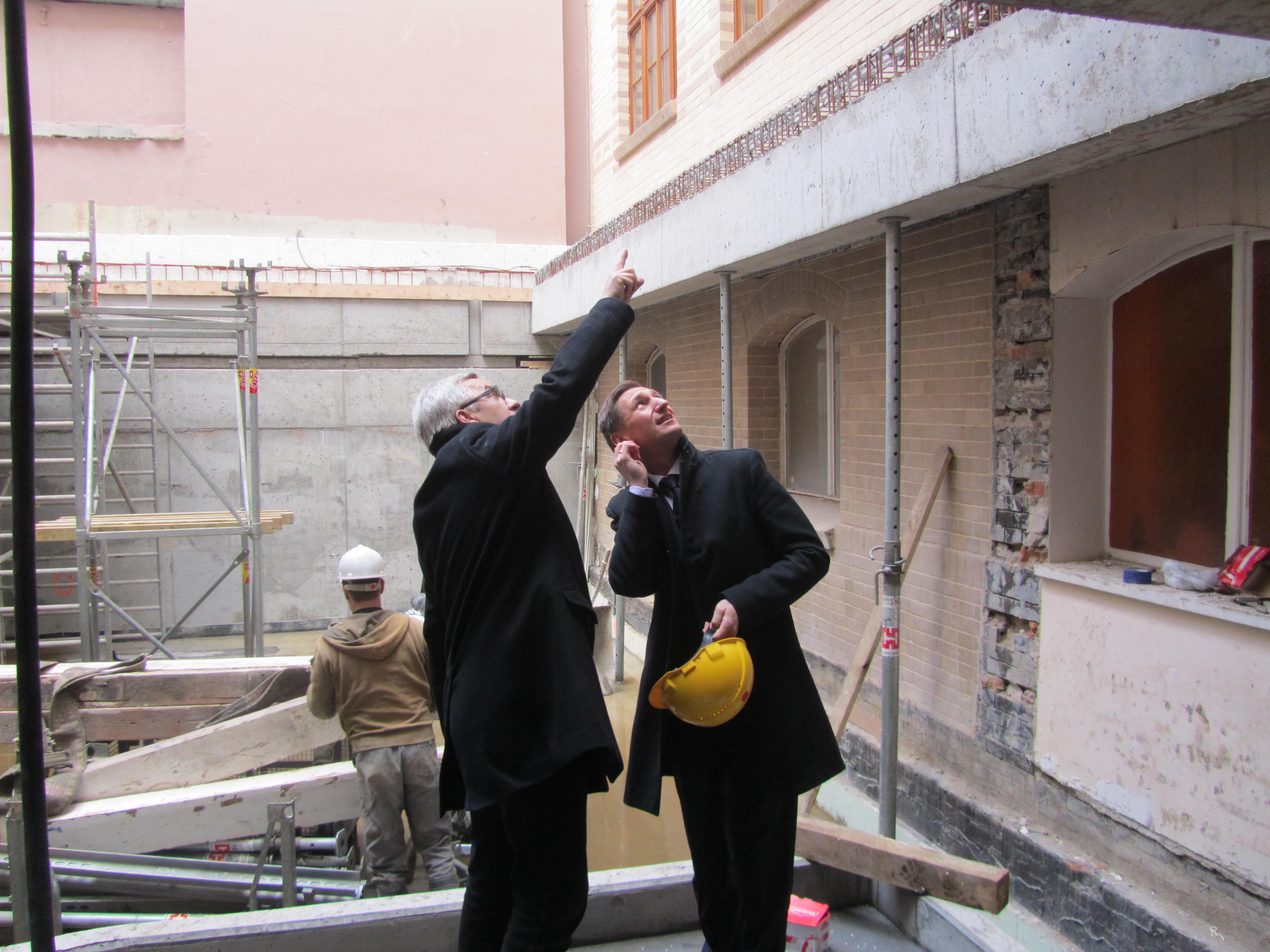 Podczas zwiedzania placu budowy.