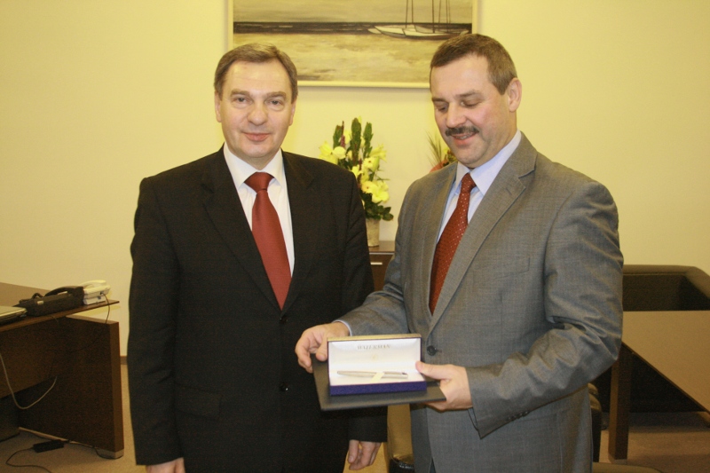 Wieczne pióro już na dobre w rękach komendanta Franciszka Cegiełki.