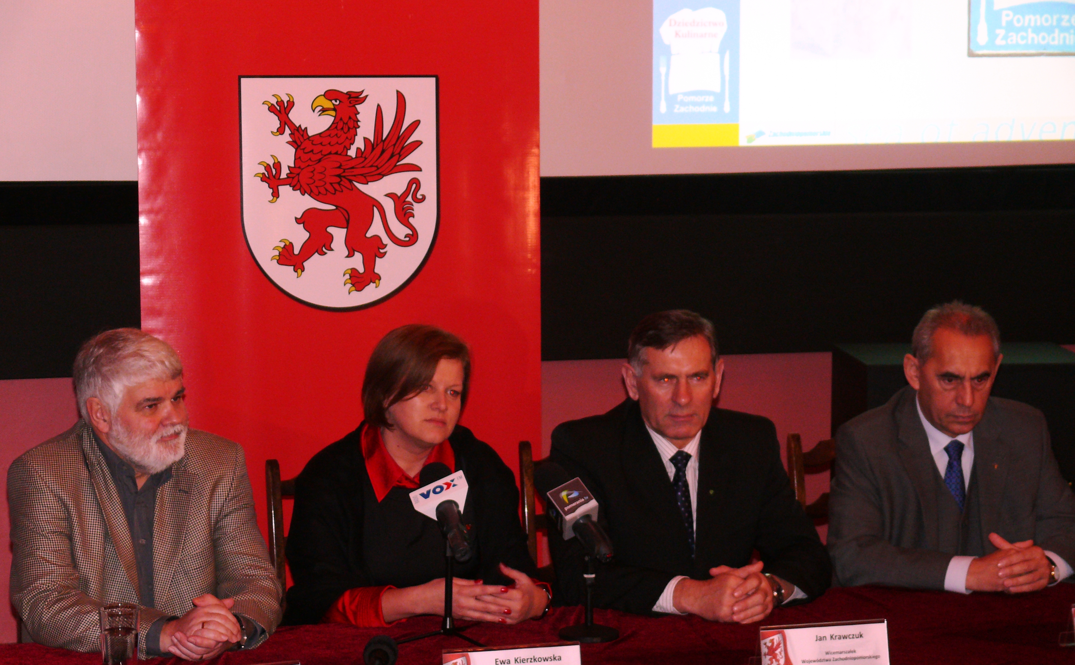 Jan Hansson ze Szwecji, Europejski Koordynator Sieci Dziedzictwa Kulinarnego, Ewa Kierzkowska Wicemarszałek Sejmu RP, Jan Krawczuk Wicemarszałek Województwa Zachodniopomorskiego, Igor Marek Hutnikiewicz Dyrektor Biura Jakości i Znaków Regionalnych Urzędu Marszałkowskiego Województwa Warmińsko ”“ Mazurskiego