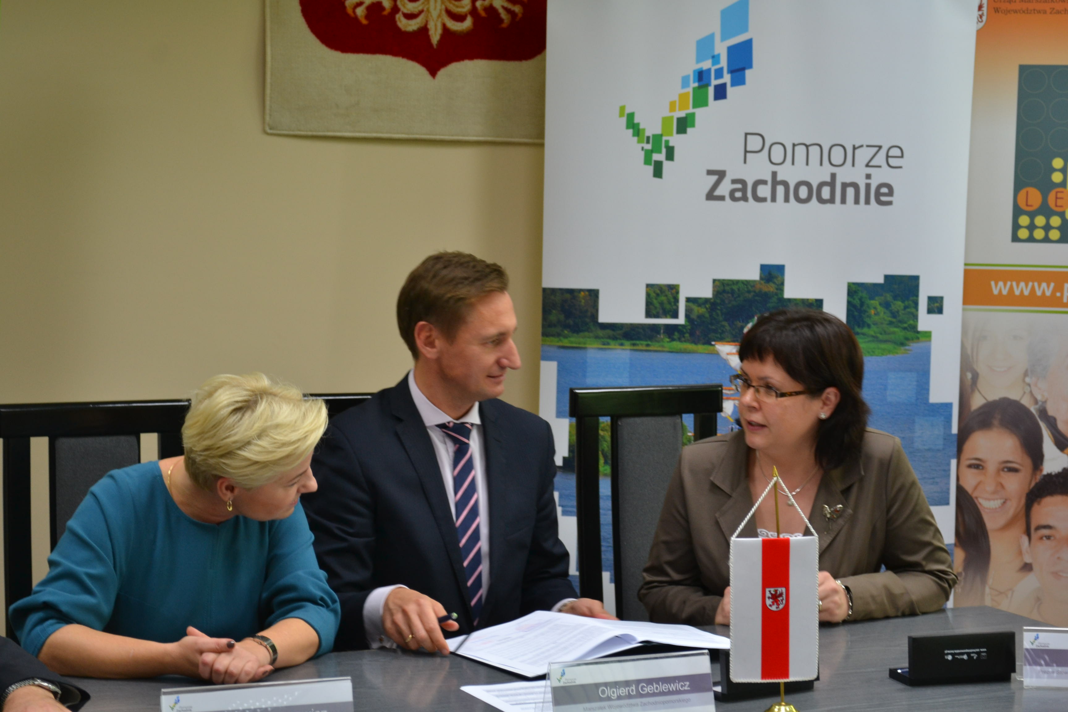 Podczas składania podpisów była okazja do niejednej rozmowy.