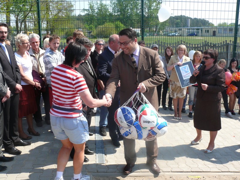 Wicemarszałek Witold Jabłoński przekazuje pani trener zestaw piłek