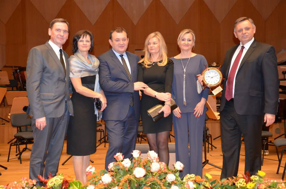 W otwarciu nowej sali oraz koncercie specjalnym udział wziął również wiceminister ochrony środowiska Stanisław Gawłowski 9trzeci z lewej) oraz prezydent Koszalina Piotr Jedliński (pierwszy z prawej).