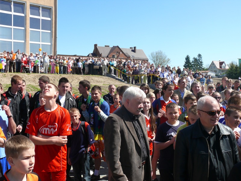 Konstanty Oświęcimski z mieszkańcami przybyłymi na otwarcie Orlika