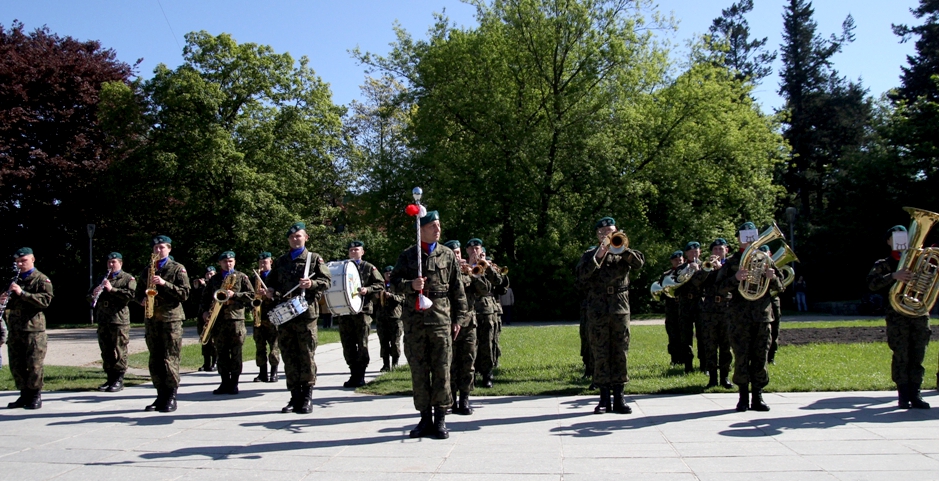 W ramach uroczystości odbył się ceremoniał wojskowy - m.in. złożenie meldunku, przegląd Kompanii Honorowych, odegranie hymnu państwowego oraz wciągnięcie flagi państwowej na maszt